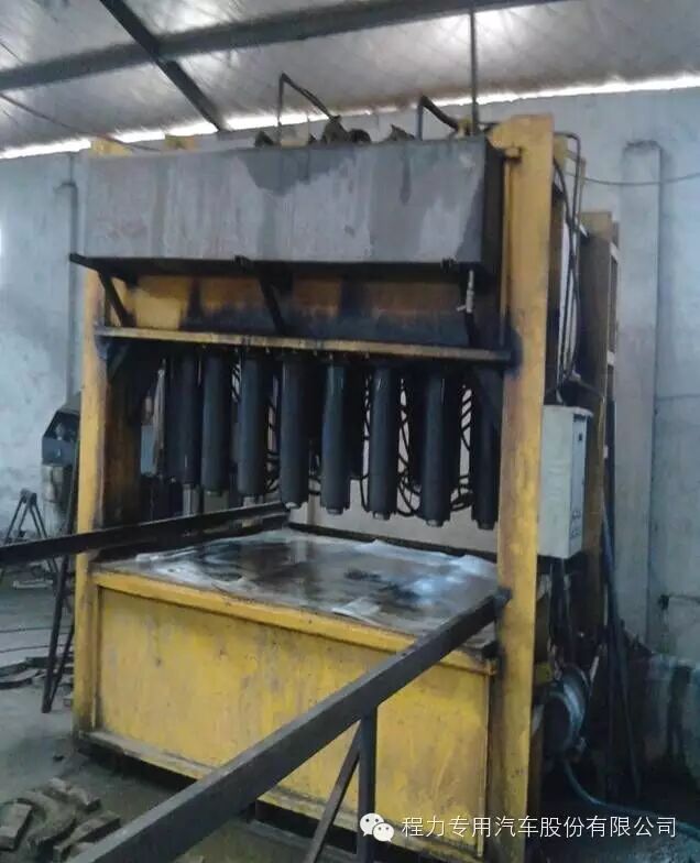 Hydrostatic expansion head forming machine